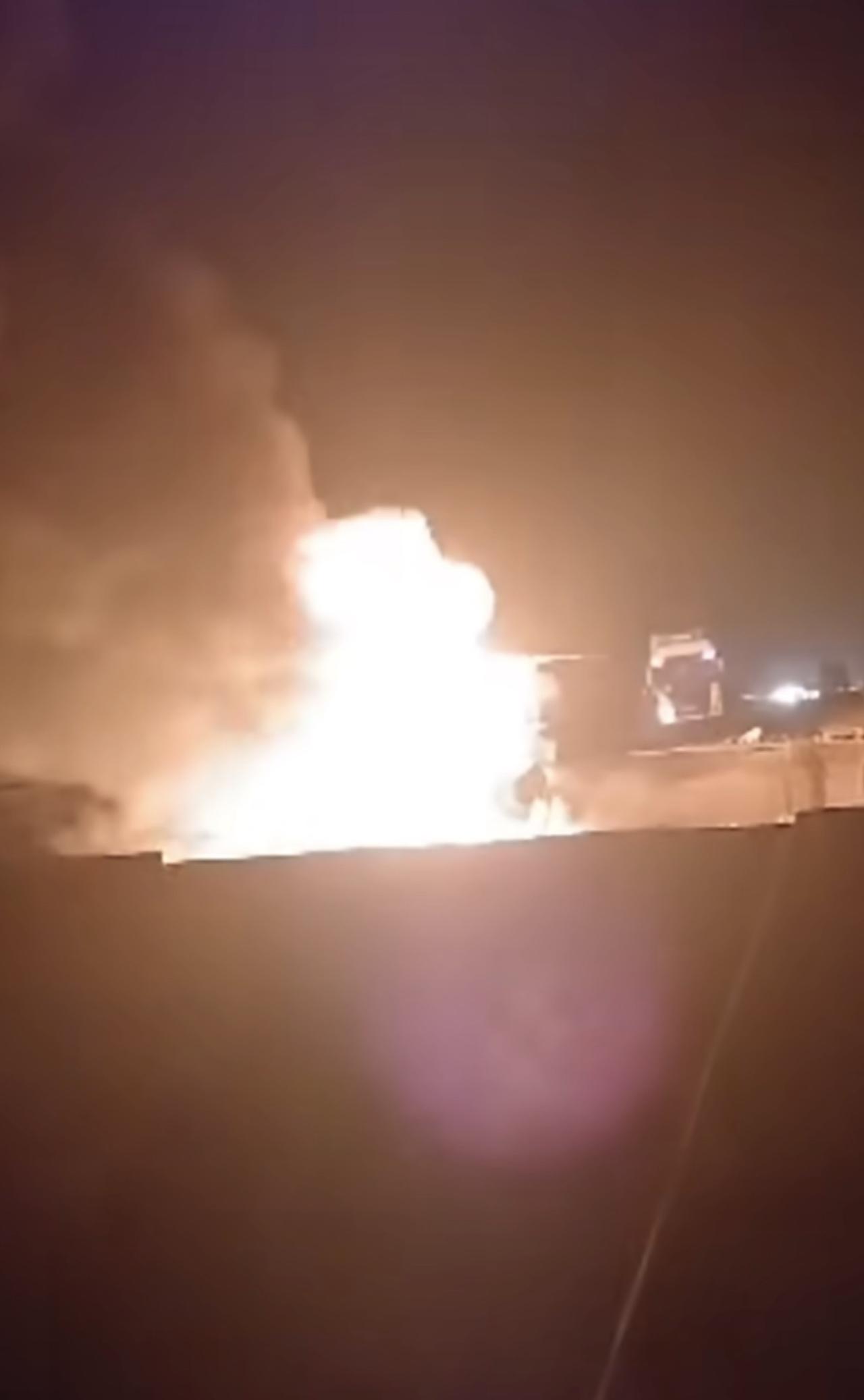 美军已经什么都不管了，就是拼命地攻击：一到夜晚，伊朗多地就接连被炸！

美军连续
