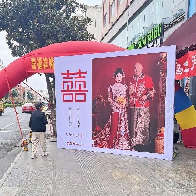 路过的老太太都看傻眼了 ​​​