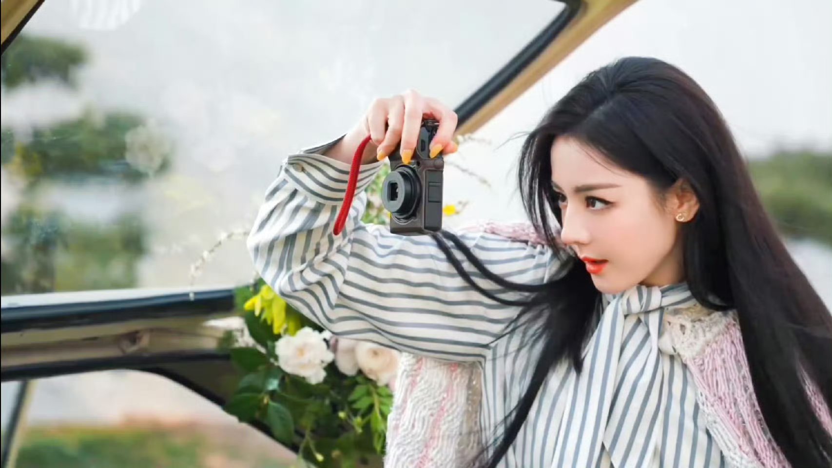 迪丽热巴闪耀巴黎美女真好看啊，谁不想拥有这样漂亮的脸蛋 