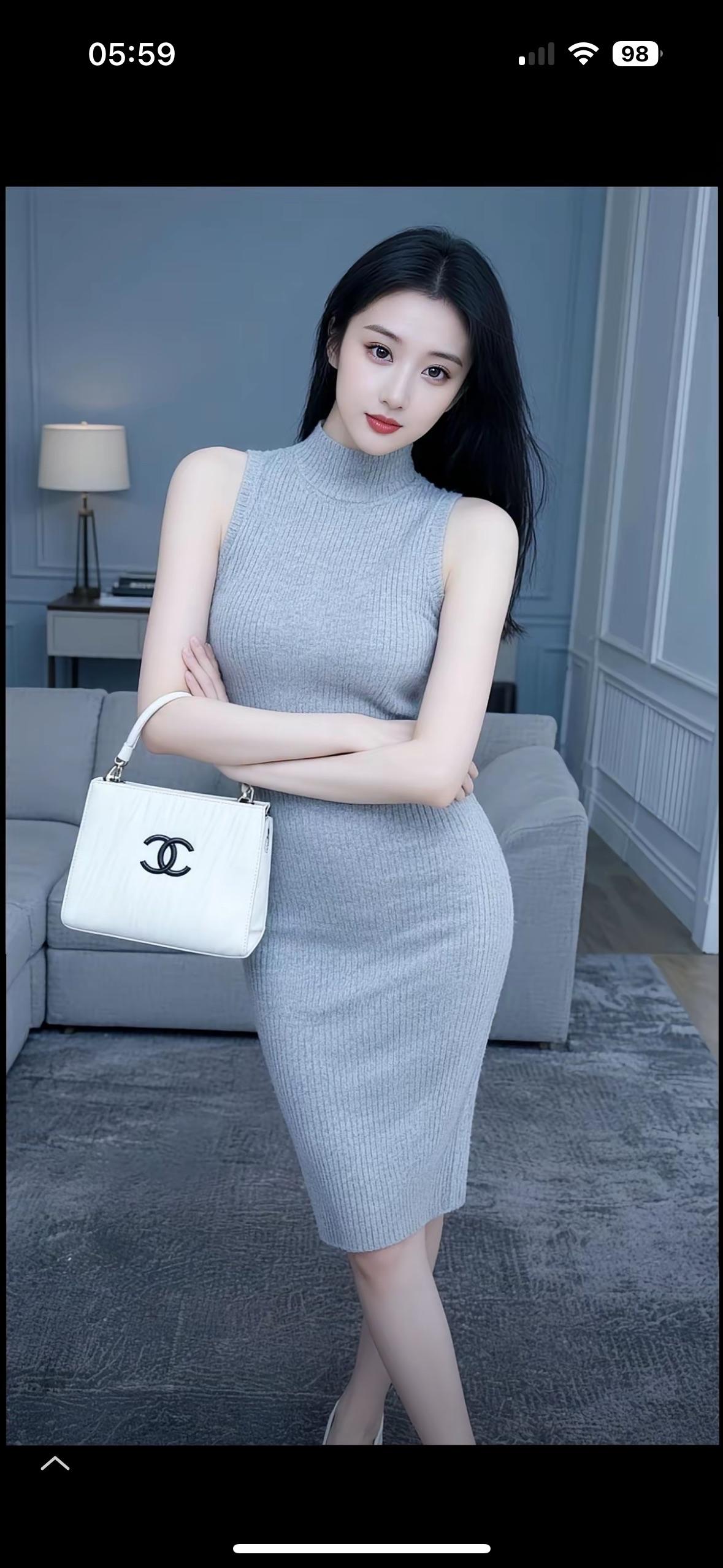 秋日穿上灰色裙子，简直美到极致！灰色百褶裙堪称秋季高级感的源头。规整的褶皱设计，