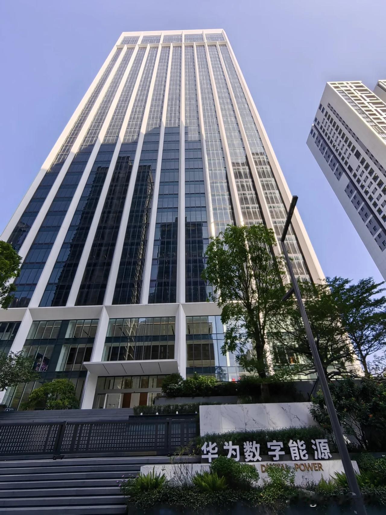 据说深圳安托山周围正在建设的新住宅楼，都是华为员工将来的宿舍，不知道是不是属实。