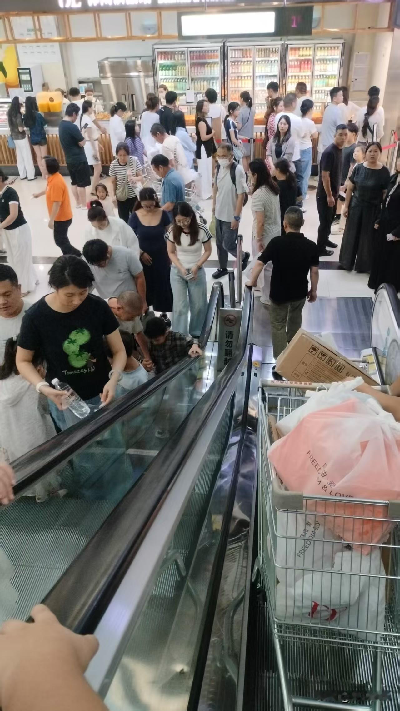 大许昌，胖东来，我们终于来了！俩孩子刚进超市入口，就激动得蹦起来了。今天人流量，