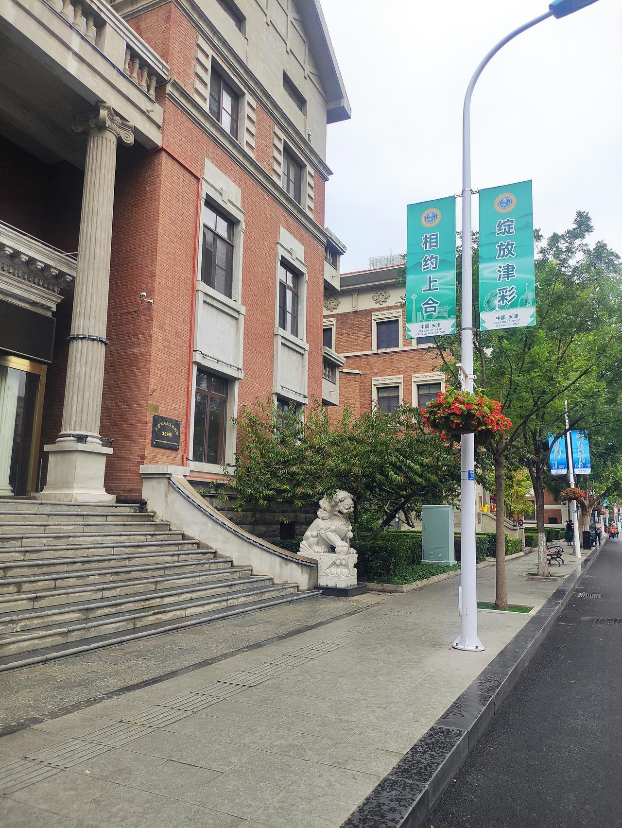 路上几乎没有私家车！公交不停！