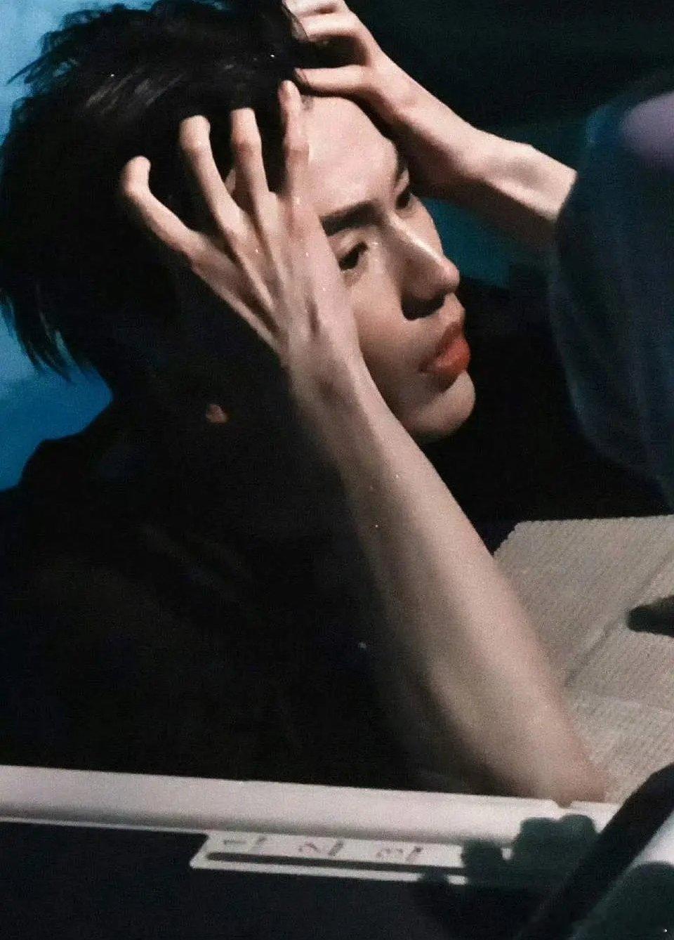 我嘞个张凌赫，脸上的水珠也太勾人了吧 ​​​