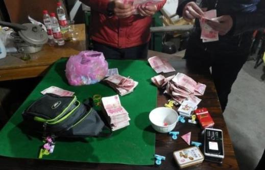 云南，一女子带2万多块到山上赌博，拿出2000块放赌桌上，另外18200块则藏在