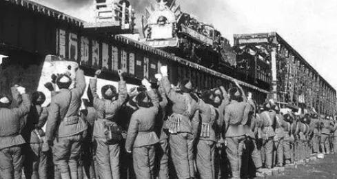 [微风]1958年，留在朝鲜境内帮助建设的10万大军突然神秘失踪，美国特务人员寻