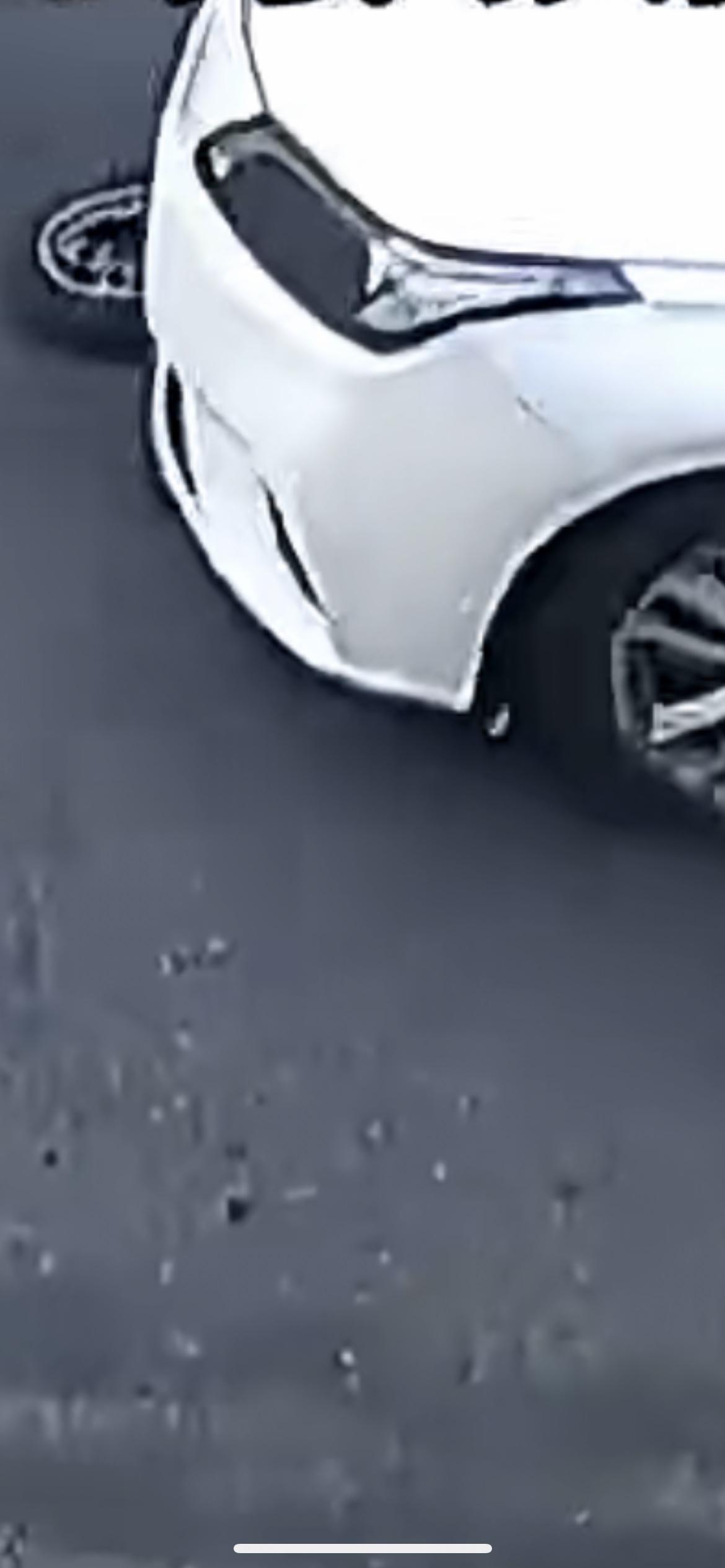 1月5日，广东，女子骑电动车跨入非机动车道 一直与大货车并行进入路口未观察，抢在