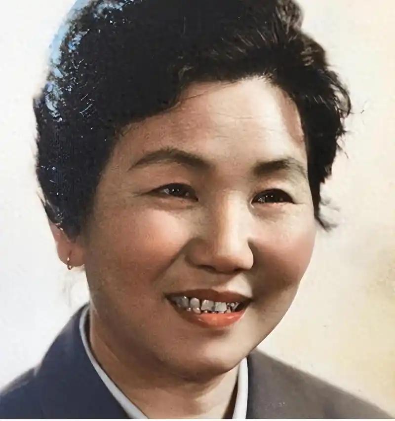 两任丈夫早逝，独生脑瘫女七年夭折，她把悲痛压在舞台背后，硬是用笑点亮春晚，肺癌晚