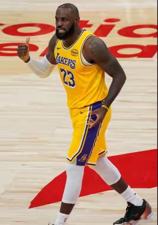 18年神迹落幕，詹姆斯以胜利致敬传奇2025年12月5日，NBA赛场迎来历史性一