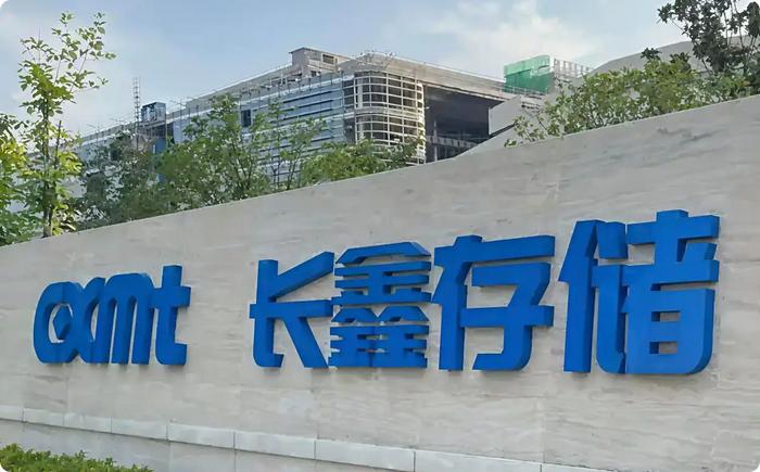 现在内存芯片太抢手，连苹果想压价都没谈成。AI公司大量采购芯片，手机厂商还在提前