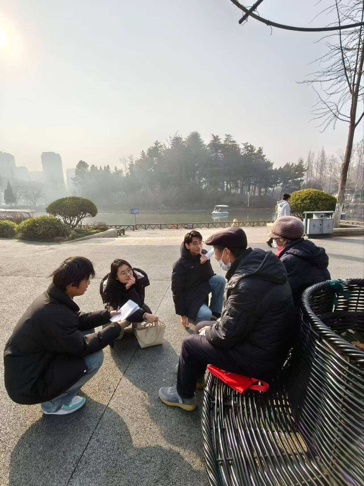 秦岭笑谈  【长椅上话家常，需求清单渐明晰】在海曲公园，实践队员与休憩的老人们展