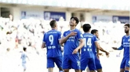 12月7日，日韩足坛升级附加赛爆出冷门。韩K赛场，亚冠老牌劲旅水原三星客场0-2