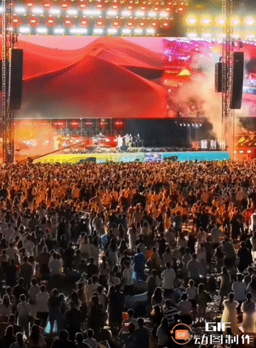 荆州古城音乐节，被网友戏称为“稀泥音乐节”。
由于最近雨水较多，
音乐节场地比较
