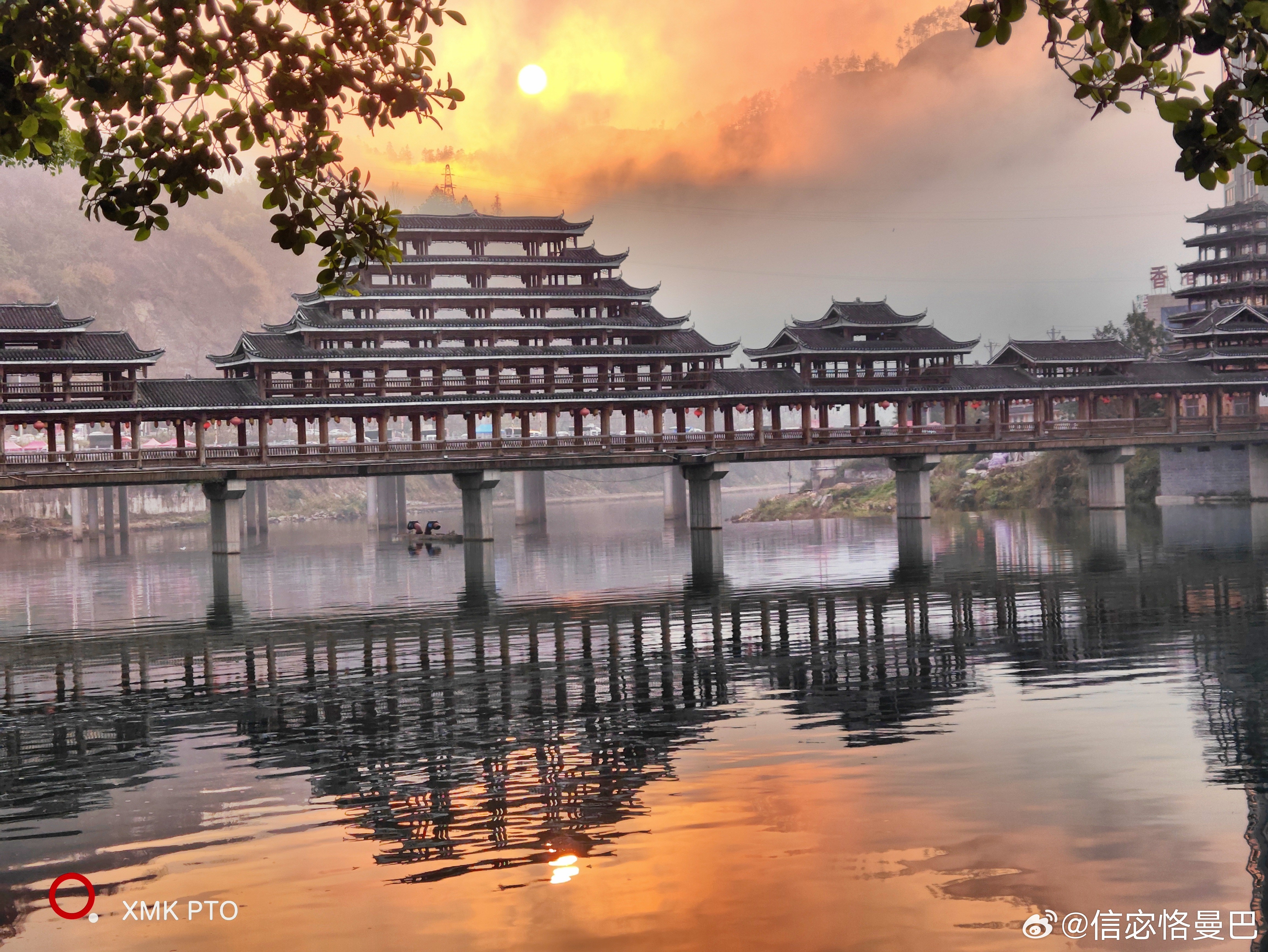 《霞映风雨桥》层楼叠翠锁烟波，飞檐翘角接云柯；朝暾穿雾金辉洒，桥影涵波玉镜磨。远