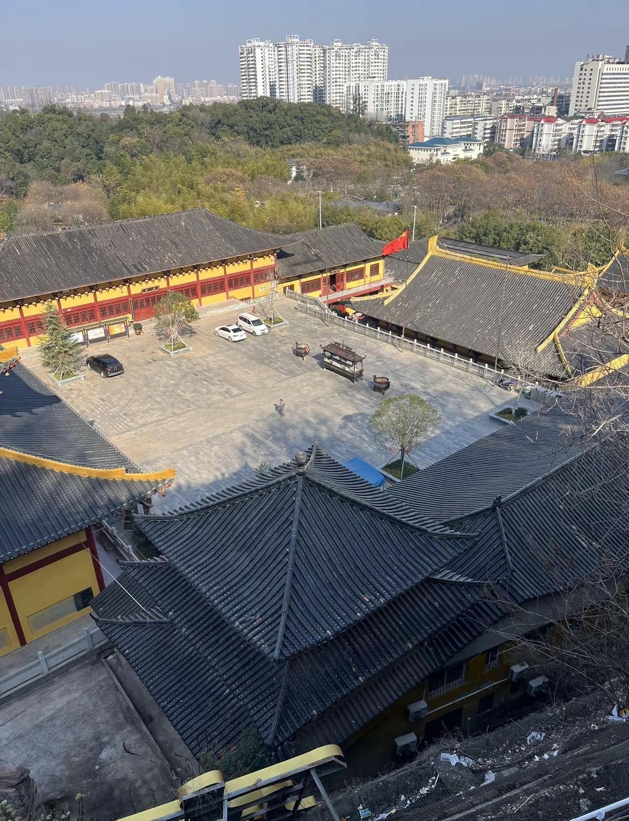 小时候，我亲眼目睹男女喝农药殉情相拥而亡， 也见过反抗婚姻跳河而去的姑娘（她乌黑