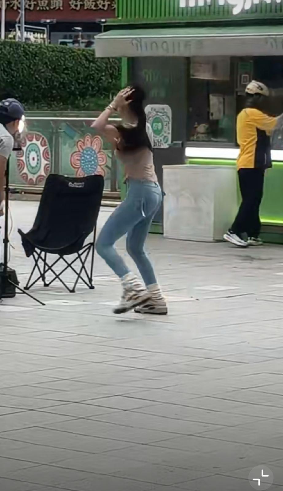 这是哪位“网红”，跳得一身臭汗再把衣服退回去吗？[what]衣服汗馊味 晒得不想
