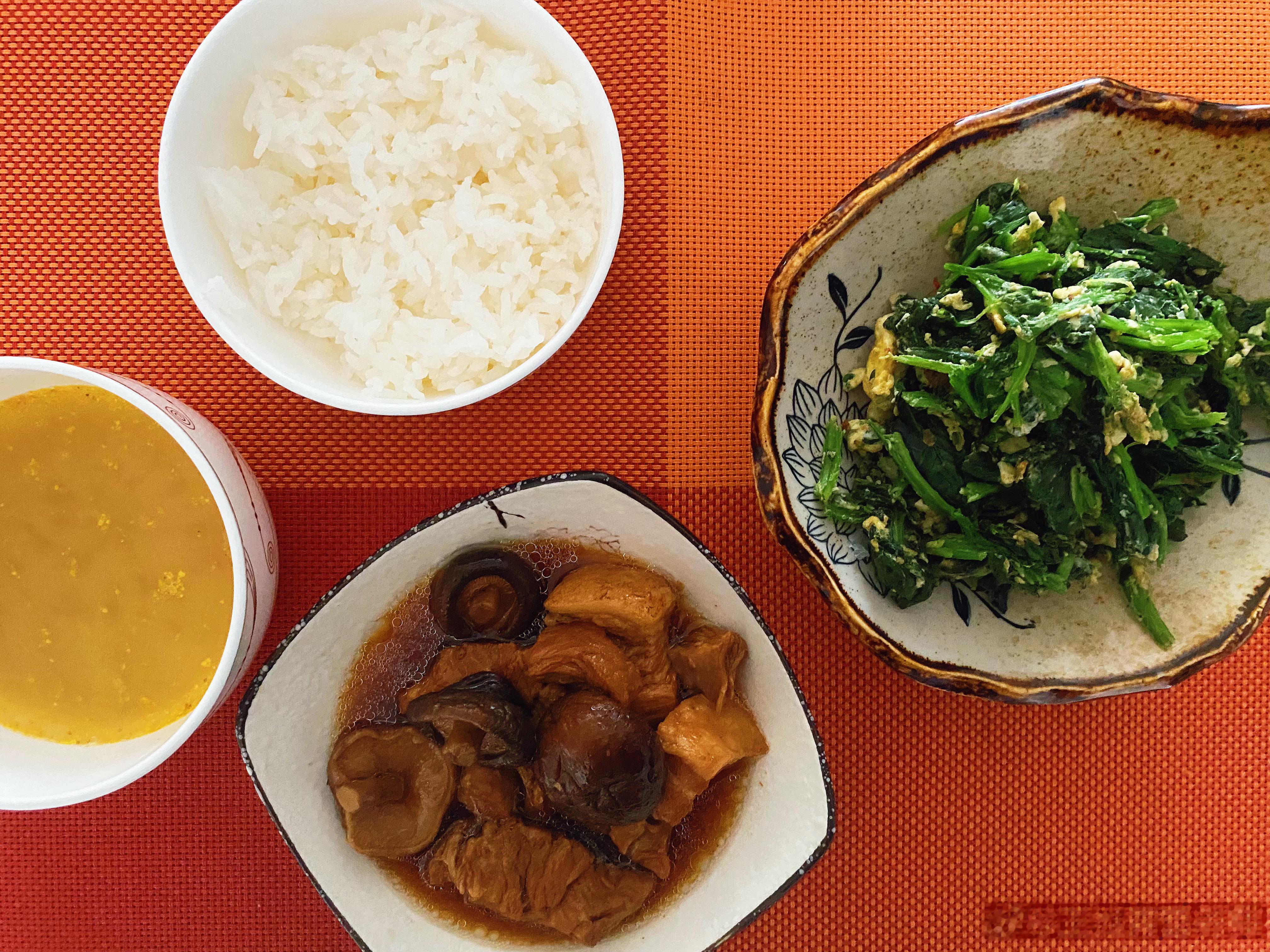 早餐哥  9月20日早餐香菇红烧肉，鸡蛋炒菠菜，米饭，八珍粉不要因为觉得晚了就放
