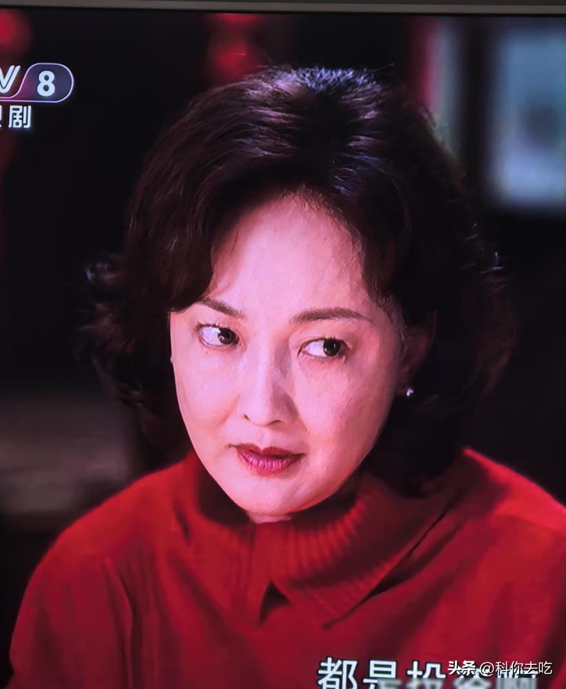 53岁的牛莉，被说“丑到认不出来”，就离谱。
看看她最近在舞台上的样子，身姿紧