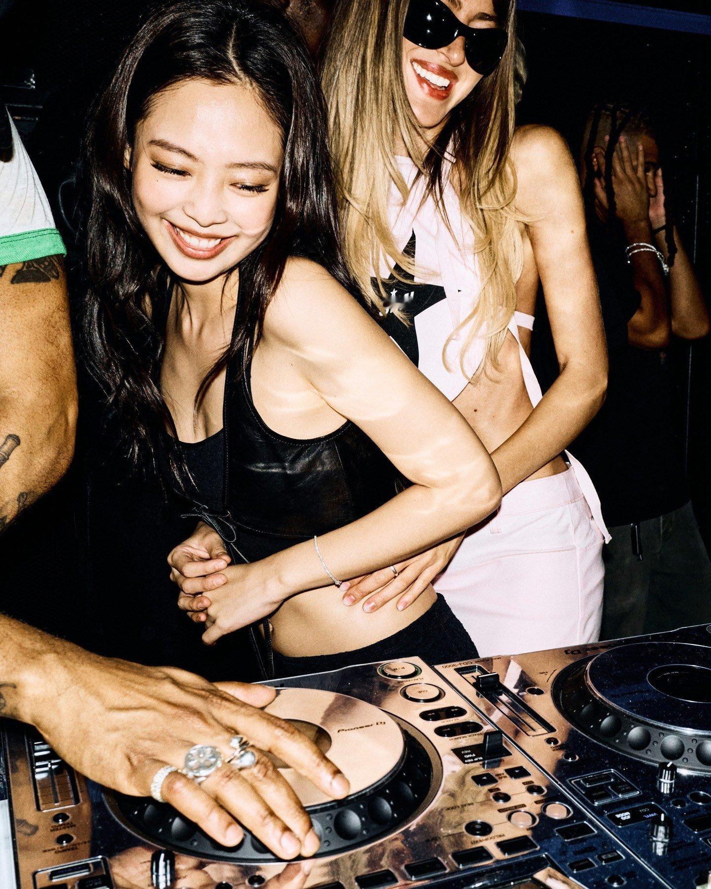 Jennie with SimiHaze👭📸哎一古~~太可爱了这个笑容😚?