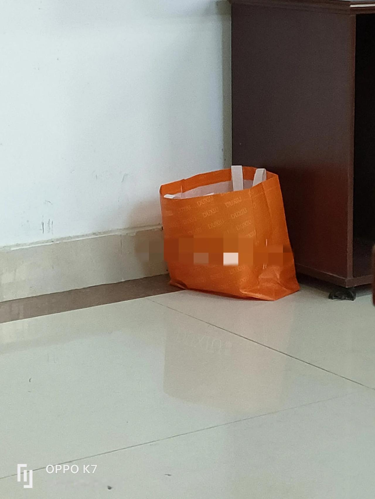 一位女同事说她在网上买的洗衣液味道不好闻，她不喜欢用，就把洗衣液带到办公室让我们