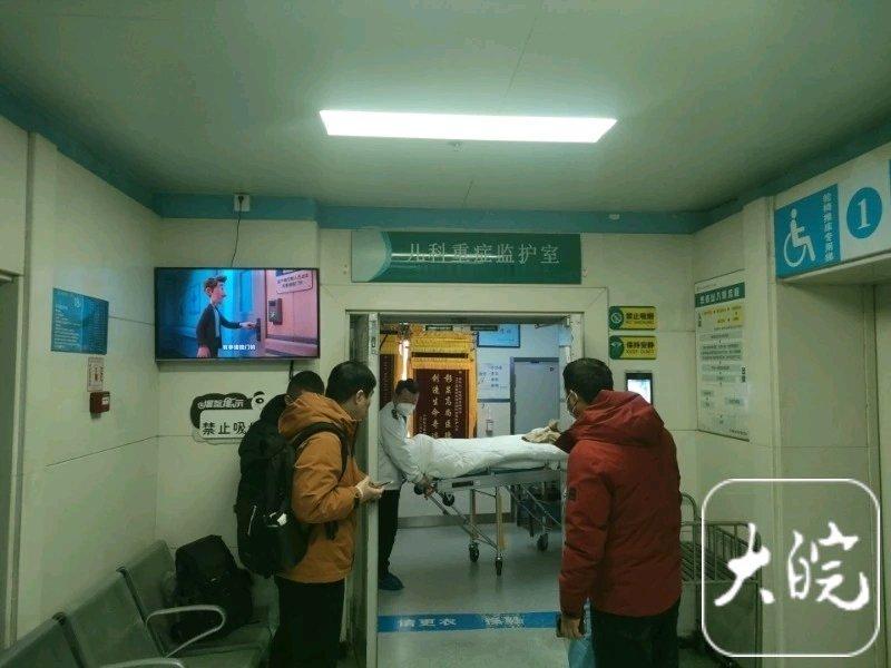 生命接力护送昏迷女童入院，这事儿真的太让人感动了。一群人齐心协力，为小生命开辟出