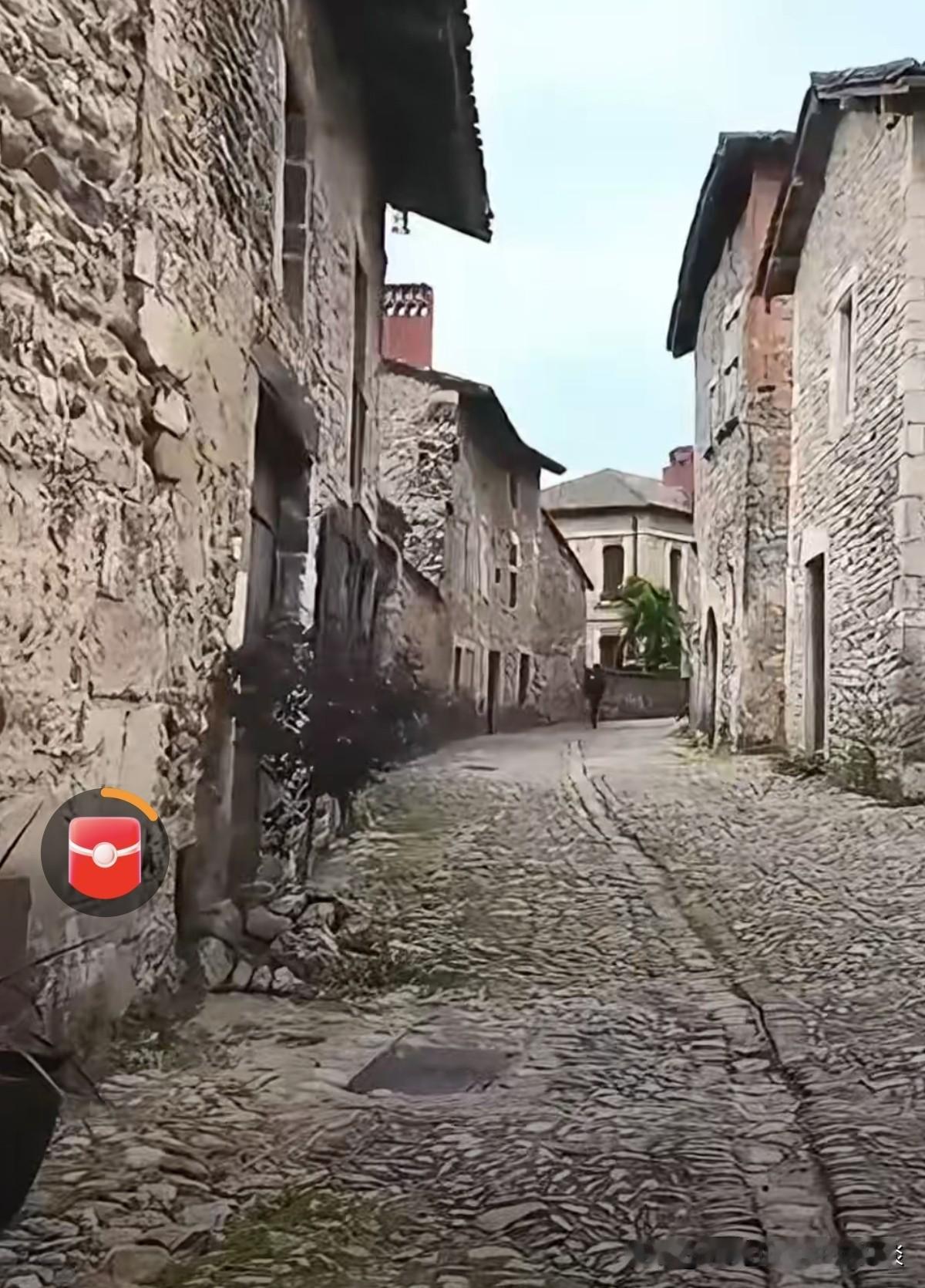 这是抖音上，一位网友发的意大利小镇的照片。这些古建筑跟我们古代的建筑，感觉很相似