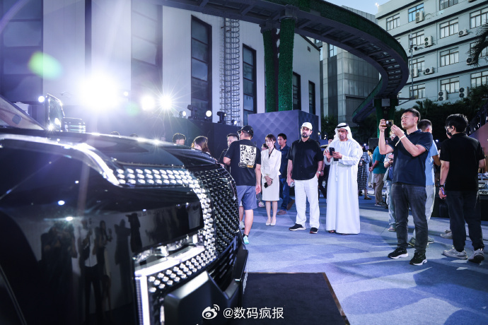 仰望U8L太鼎太豪华了 9 月 12 日，仰望 U8L鼎世版上市发布会，迎来重磅