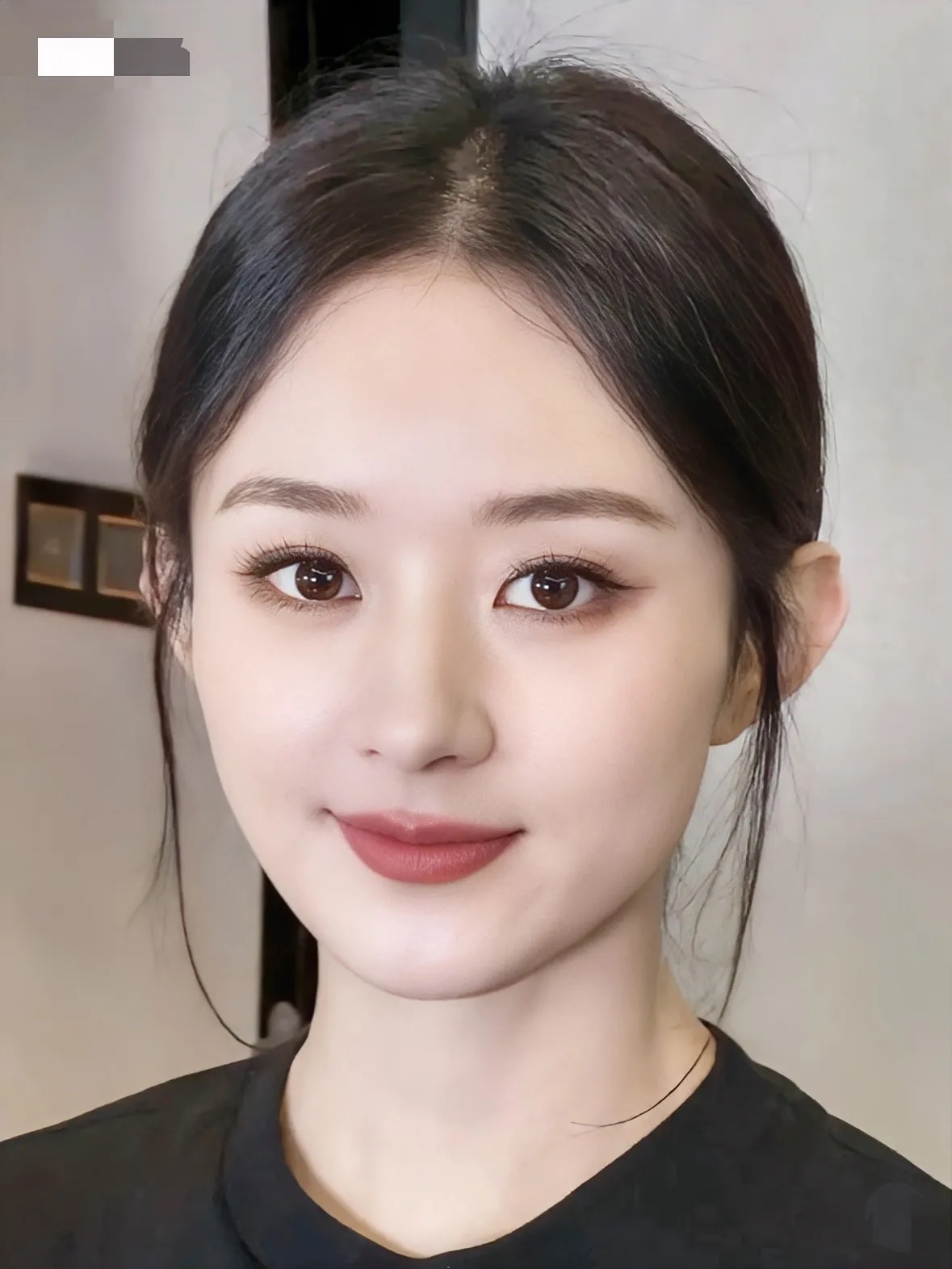 我给爷爷看了赵丽颖的照片，爷爷沉默了很久，突然说一句话，他说这个女的是不是很受男