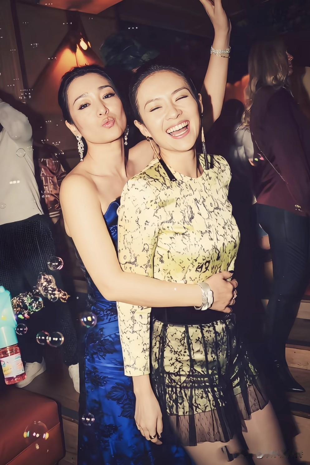 巩俐搂着章子怡，都说章子怡气质不输巩俐，“赚钱能力”也强！

巩俐穿着蓝色连衣裙