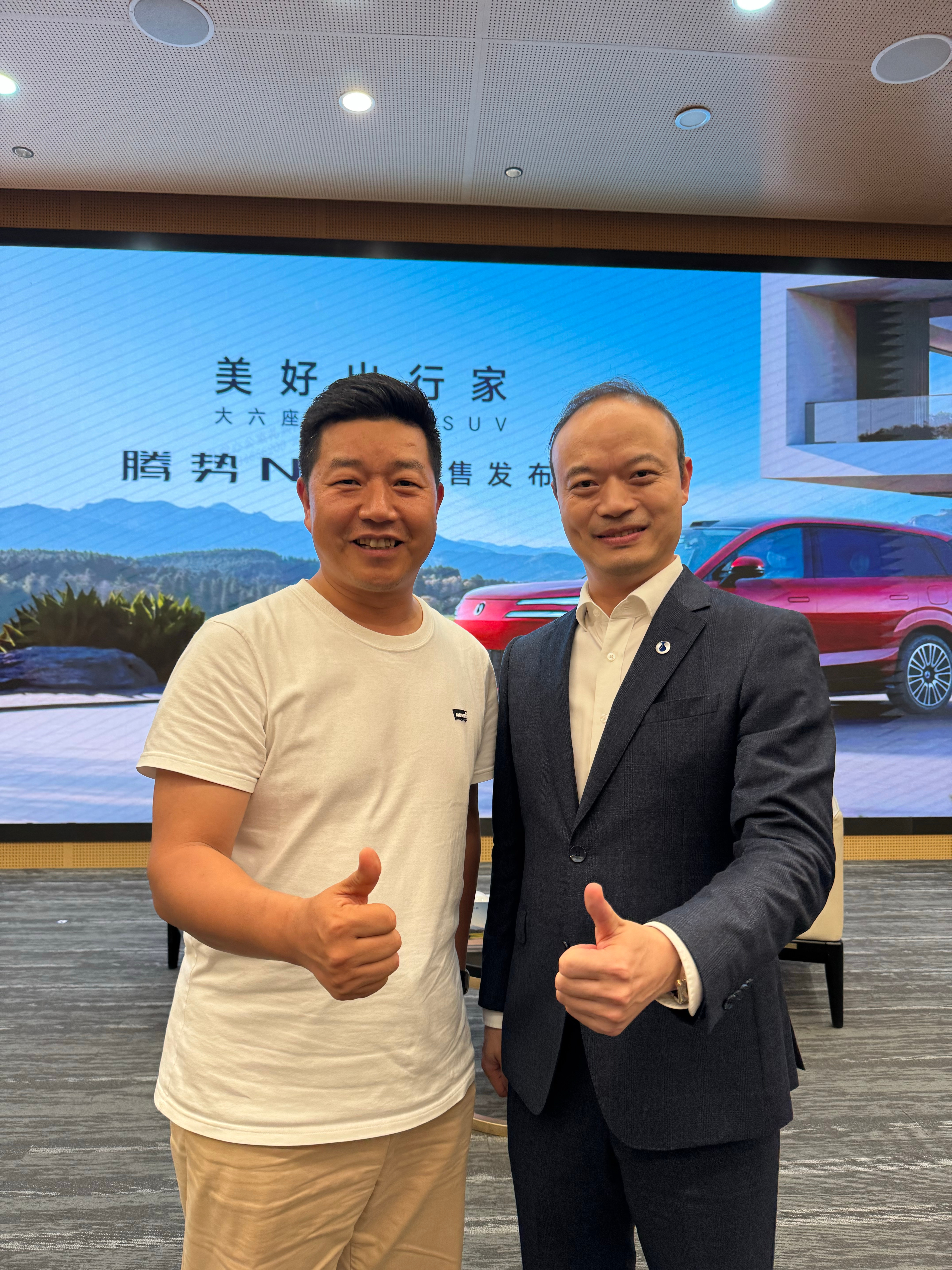 腾势N8L预售价直接干到31.98万，慧总说这个价格的时候一片欢呼，爆款潜质很高