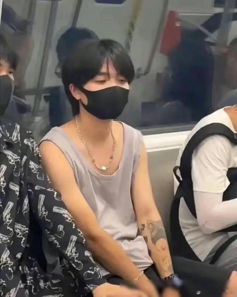 戴口罩真是太关键了，我差点就跑去问人家微信了！ 
