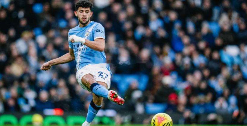 努内斯在接受采访时表示，他最开始并不想踢右后卫，但承认这样的经历如今让自己变得更