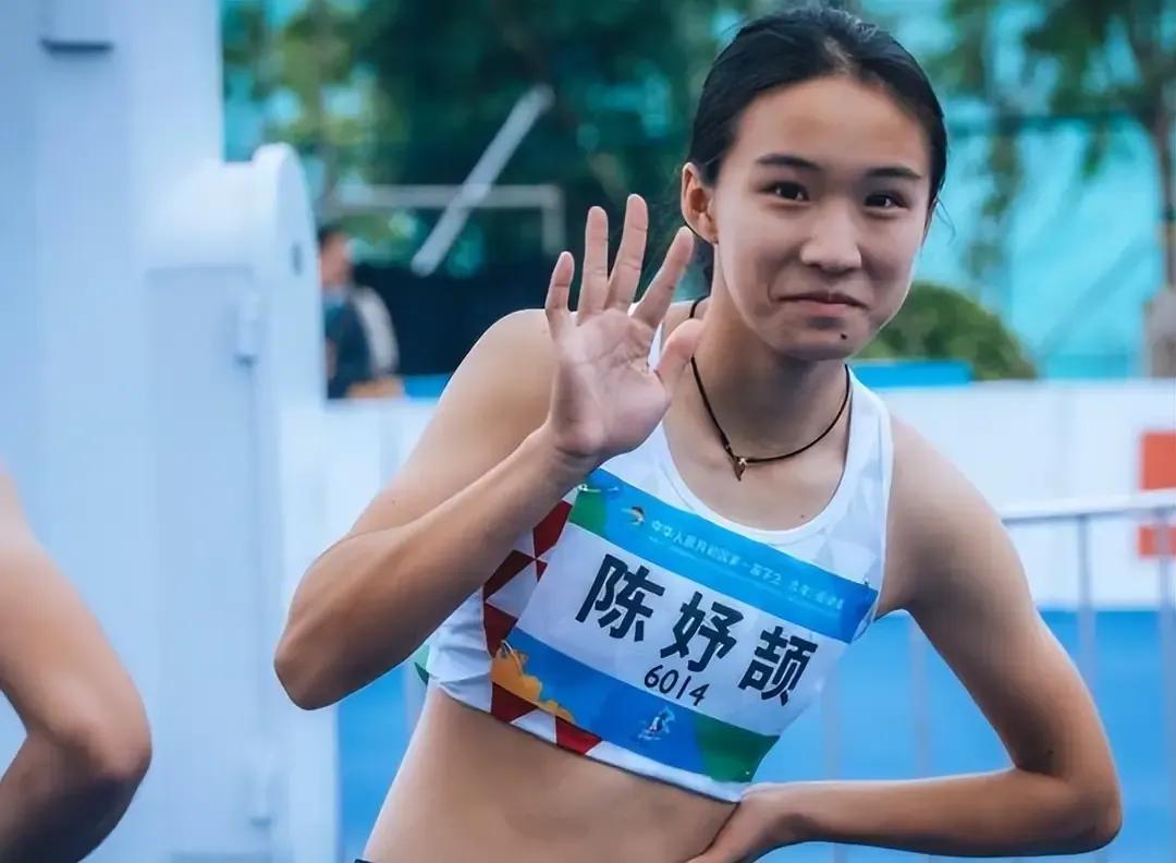 4月6日消息，2024全国室内田径锦标赛女子60米决赛，15岁天才少女陈妤颉延续