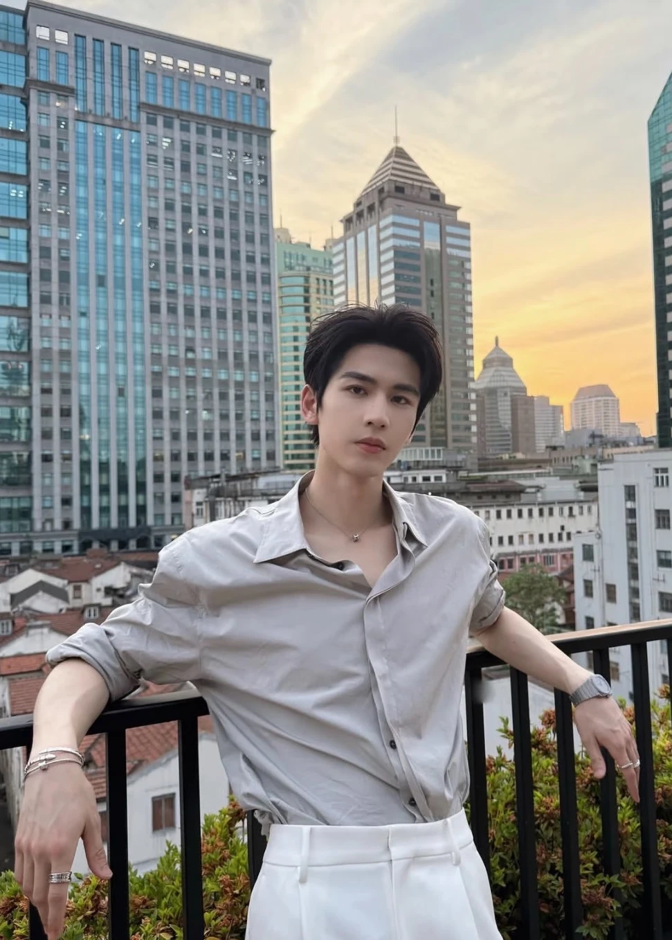 快来gat同款机位：凌赫照片背景的两栋楼：左侧尖顶大楼=港陆广场，右侧...