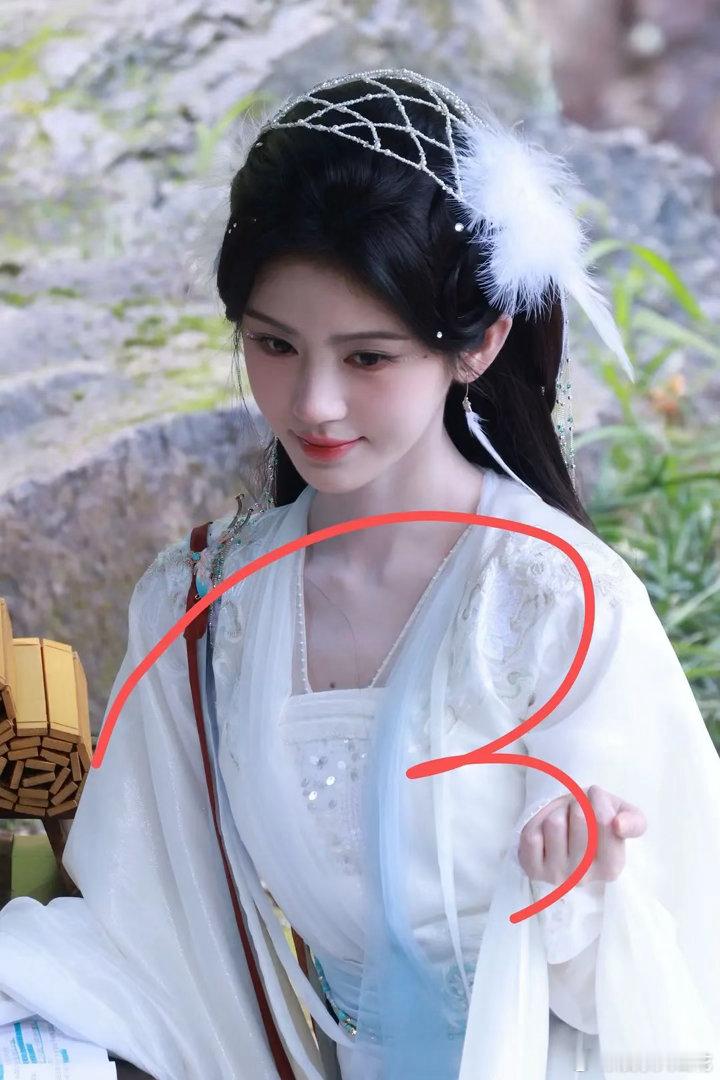 想问鞠婧祎每天照镜子的心情！看看鞠婧祎《万花世界》代拍生图状态如何？完全是女神来