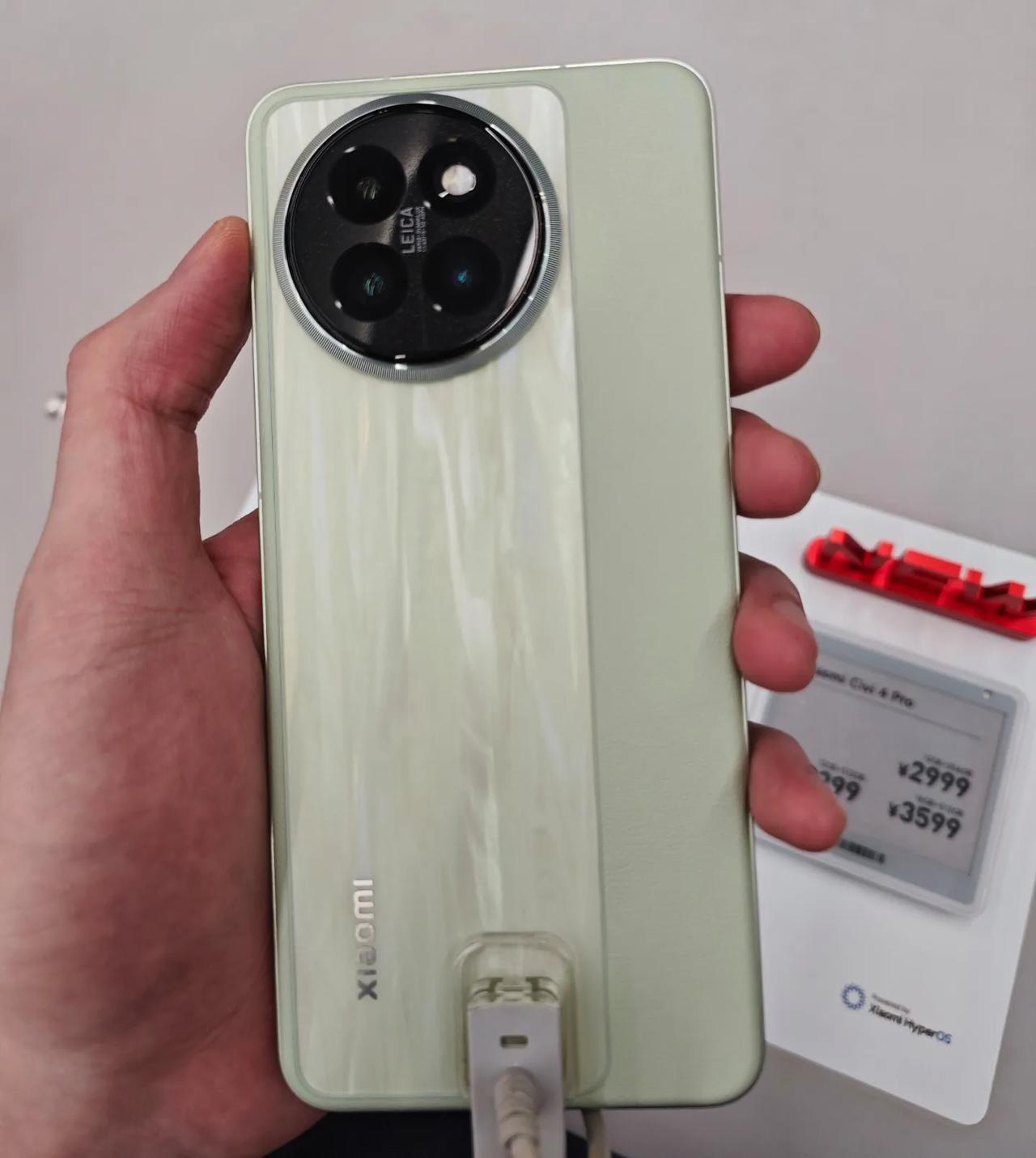 别的不说，对着170多g带金属边框双扬声器的主打轻薄的手机，骂电池小充电慢的挺有