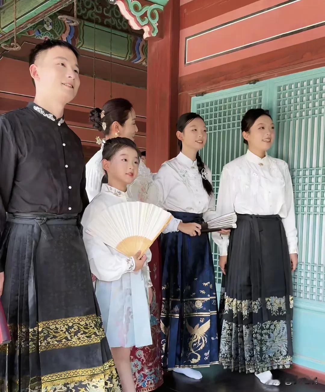 小老四长的最像哥哥了，老大大方得体，老二淑女文静，许妈这四个孩子都很优秀，很棒！