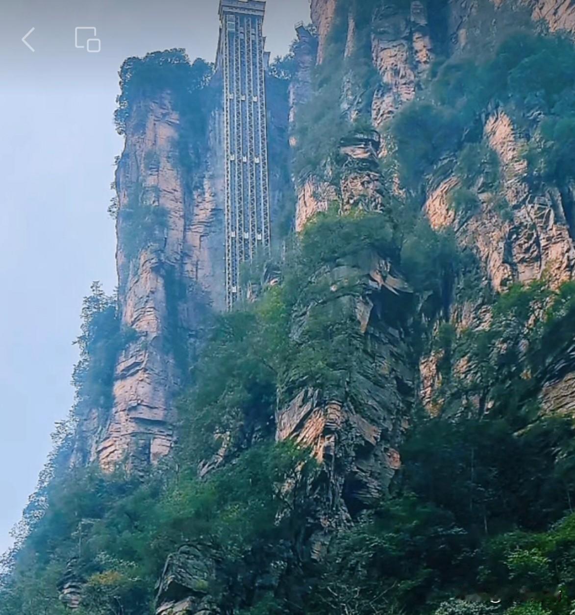 恩施冬日童话：雾凇云海、温泉烟火与年味狂欢交织的秘境之旅。雪后大峡谷如水墨长卷，