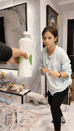 视频出丑了，
都看出来脚换成手了！