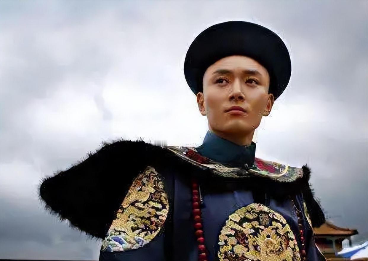 1805年，河南宝丰知县谢兴峣跪在嘉庆帝面前，按照惯例报上家世。当他说出“家父谢