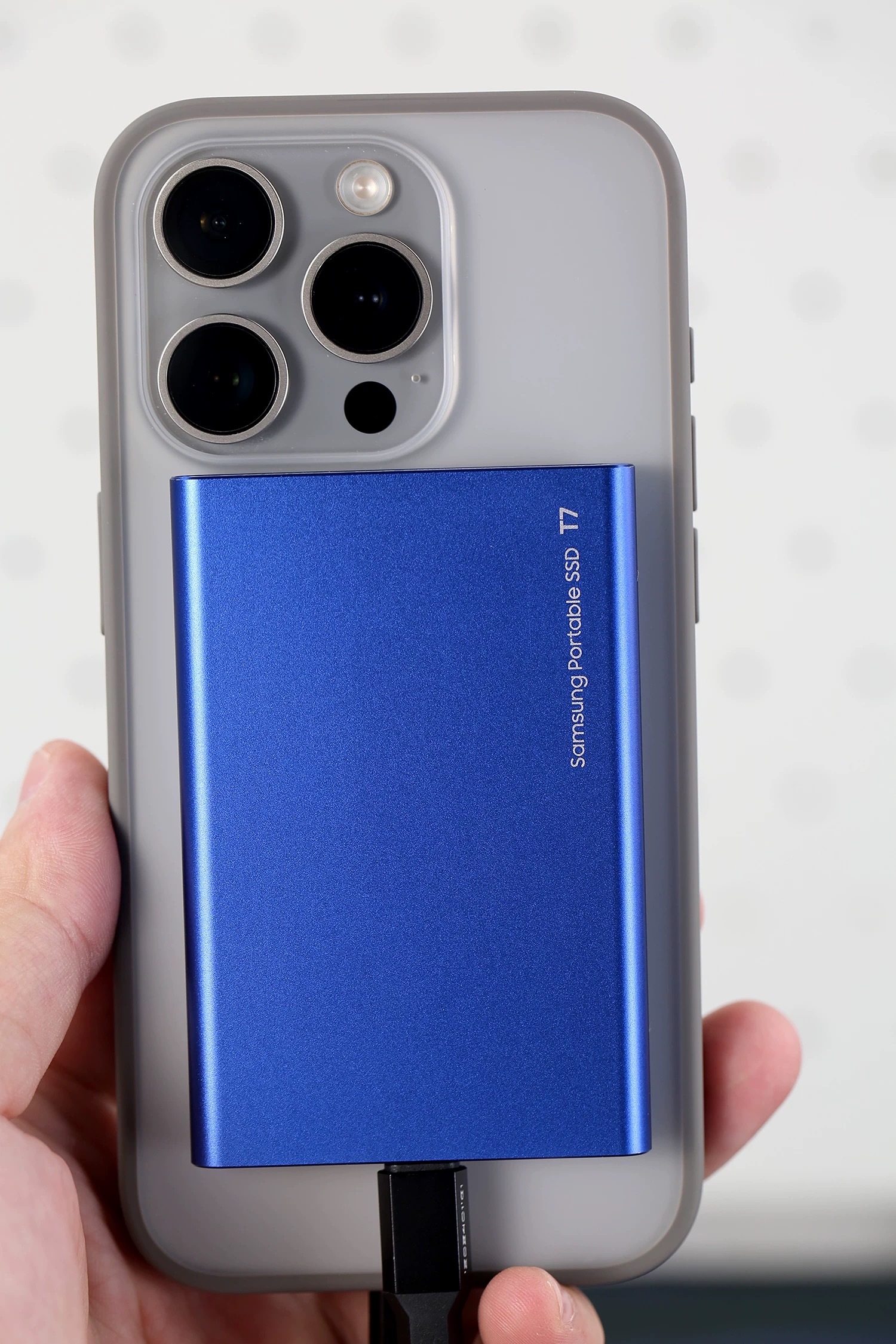 三四年前这个三星移动硬盘应该是五六百现在翻了一倍？太夸张了 