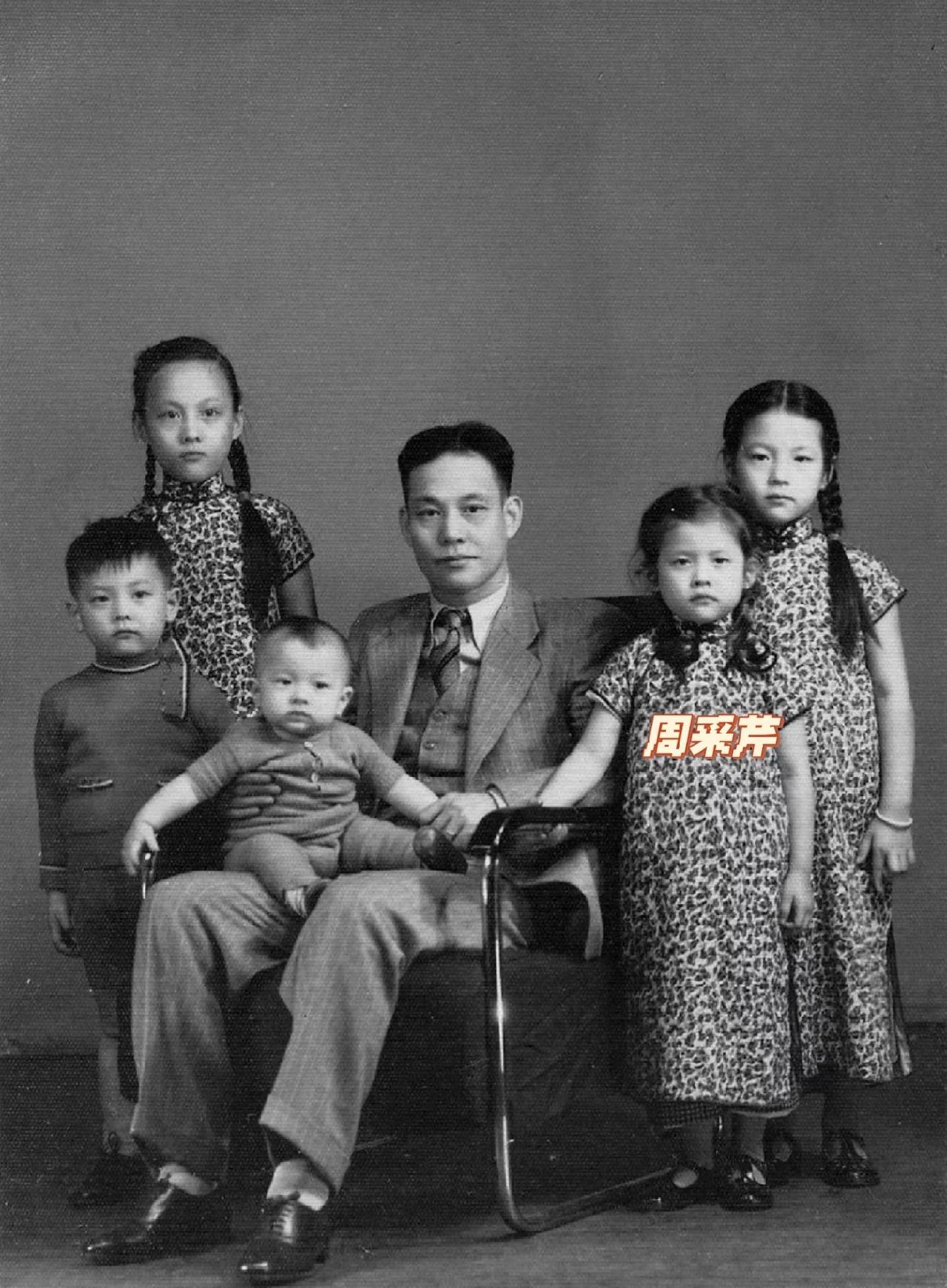 新版《红楼梦》“贾母”饰演者周采芹童年和父亲，一张罕见的合影，端坐正中的正是京剧