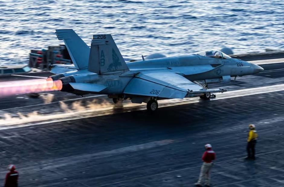 史诗级乌龙！美军巡洋舰误击自家战机，飞行员弹射前见“人生走马灯”
 
2024年