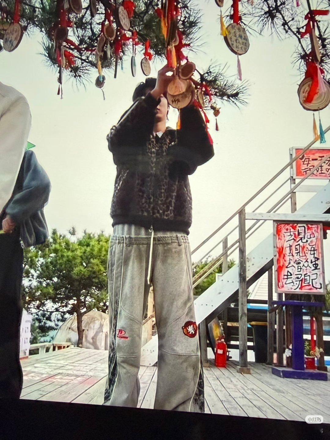 刘耀文裤子我以为兄弟裤子掉了😂 