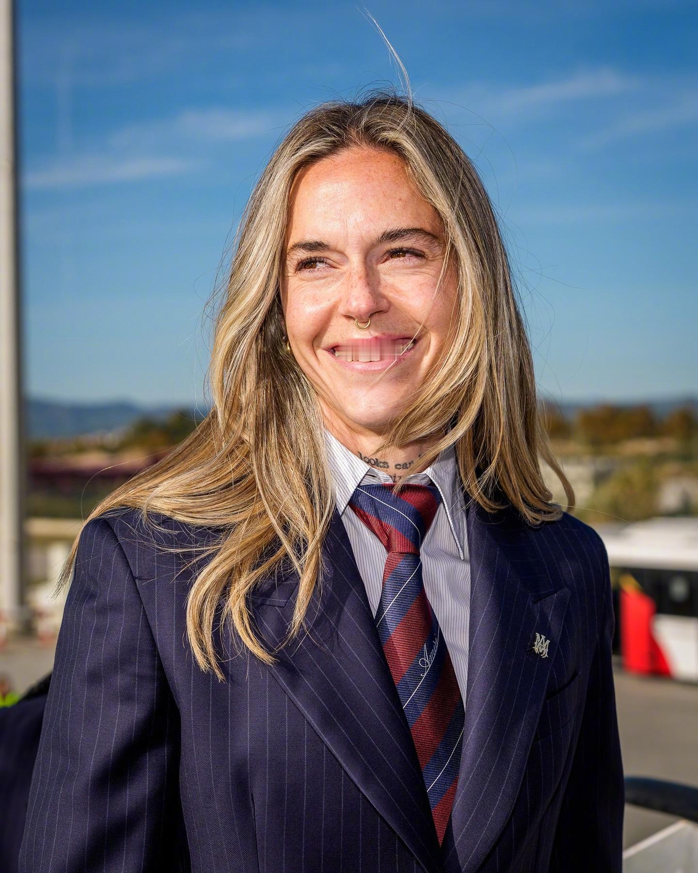 身穿Amiri飞往伦敦🛫👀机场照看得人眼前一亮又一亮！📸谁懂图五的震撼🤤