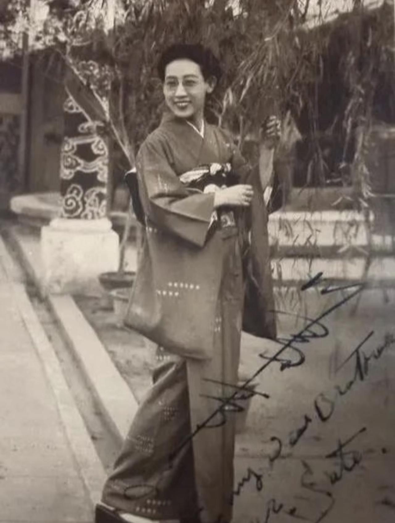 你印象里一贯穿男装、心狠手辣的女间谍川岛芳子，居然还有穿和服、戴圆框眼镜的柔美留