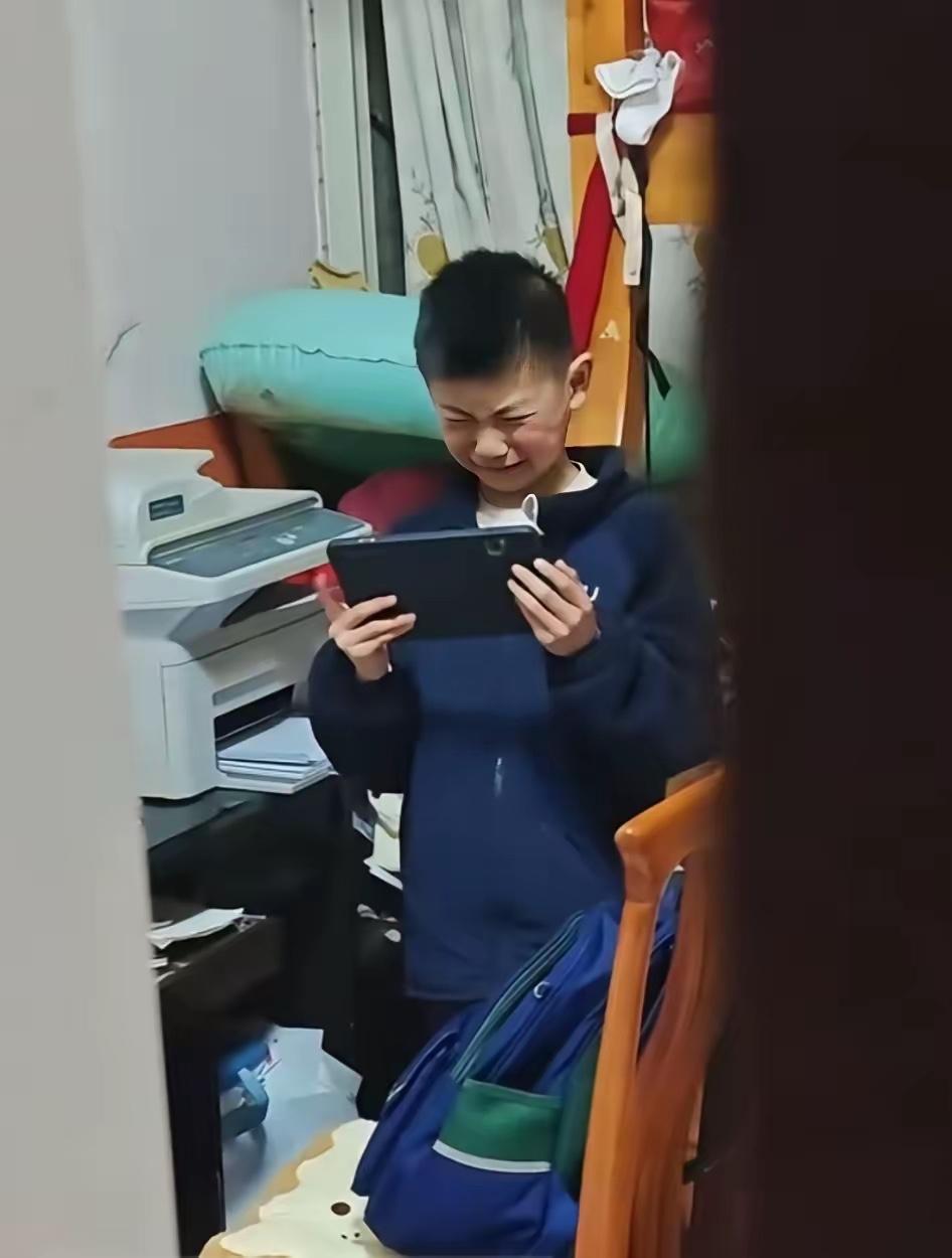 弟弟整个寒假都没玩平板，因为，我把平板藏到了他的书包里。开学前弟弟整理书包，看见