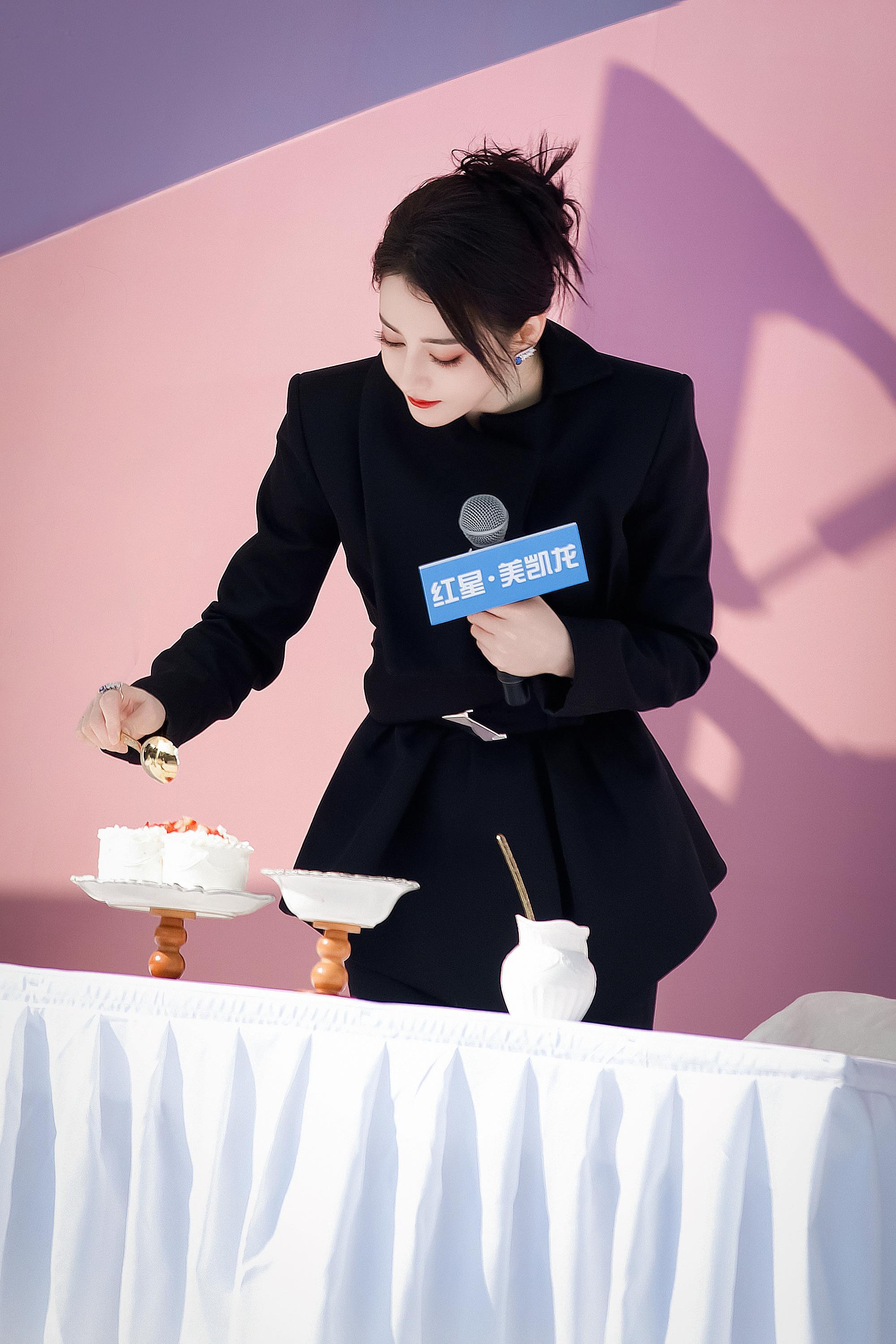 迪丽热巴 宝宝好美 草莓蛋糕好美好乖好帅 喜欢得不得了 