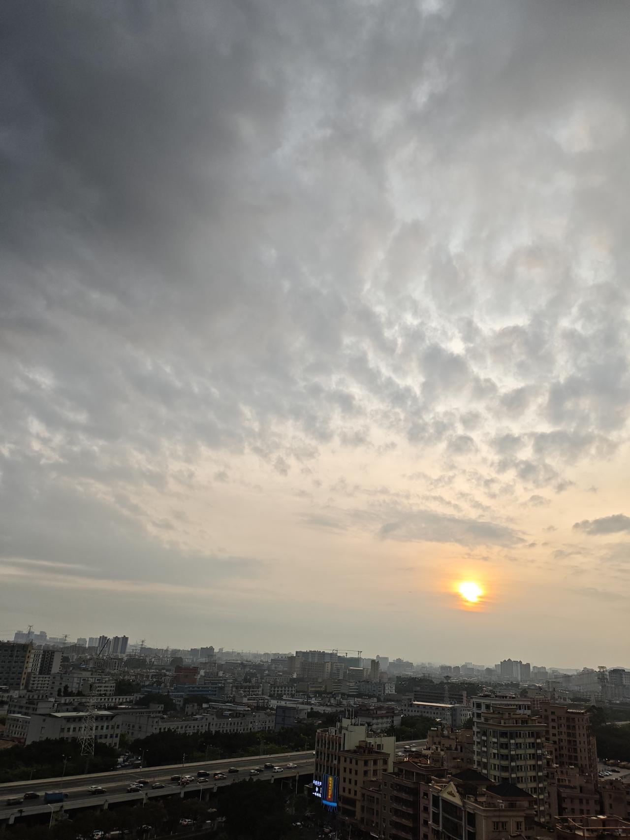 深圳今日晚霞🌇。这几天深圳一直阴天，昨天下午天晴了一会，天上有了晚霞
