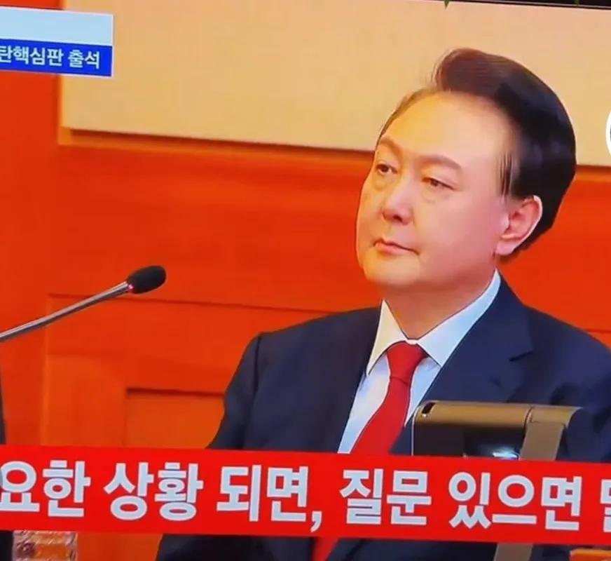 尹锡悦出庭受审，状态还是很不错的。头发依然梳得很板正，但是明显可以看到尹锡悦比以